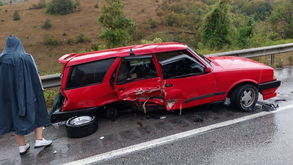 TIR, yolcu otobüsü, polis aracı ve otomobiller çarpıştı: 3 ölü, 10 yaralı 10